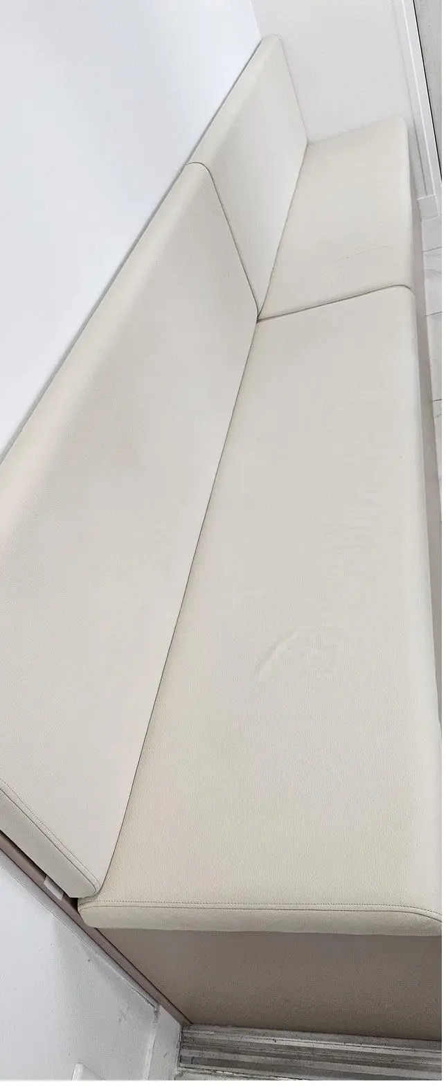 La même banquette en cuir blanc après nettoyage